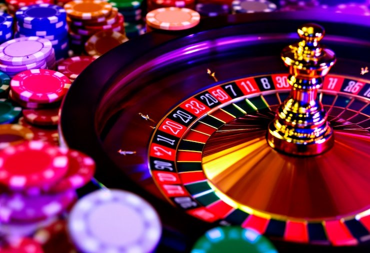 Android smartphone displaying fauna77 app with live blackjack table